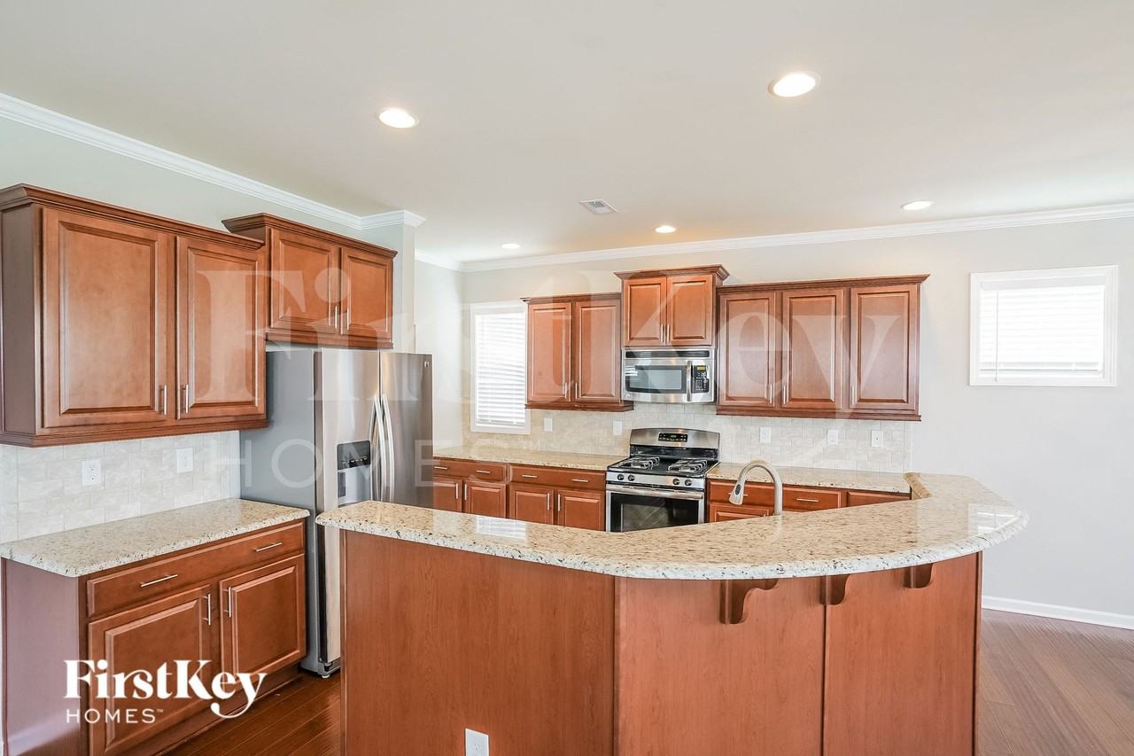 175 Heathwood Dr - Photo 6 of 15