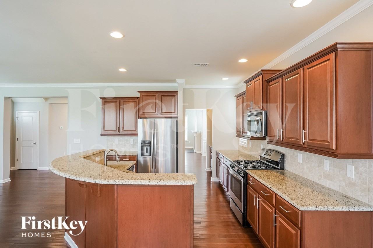 175 Heathwood Dr - Photo 7 of 15