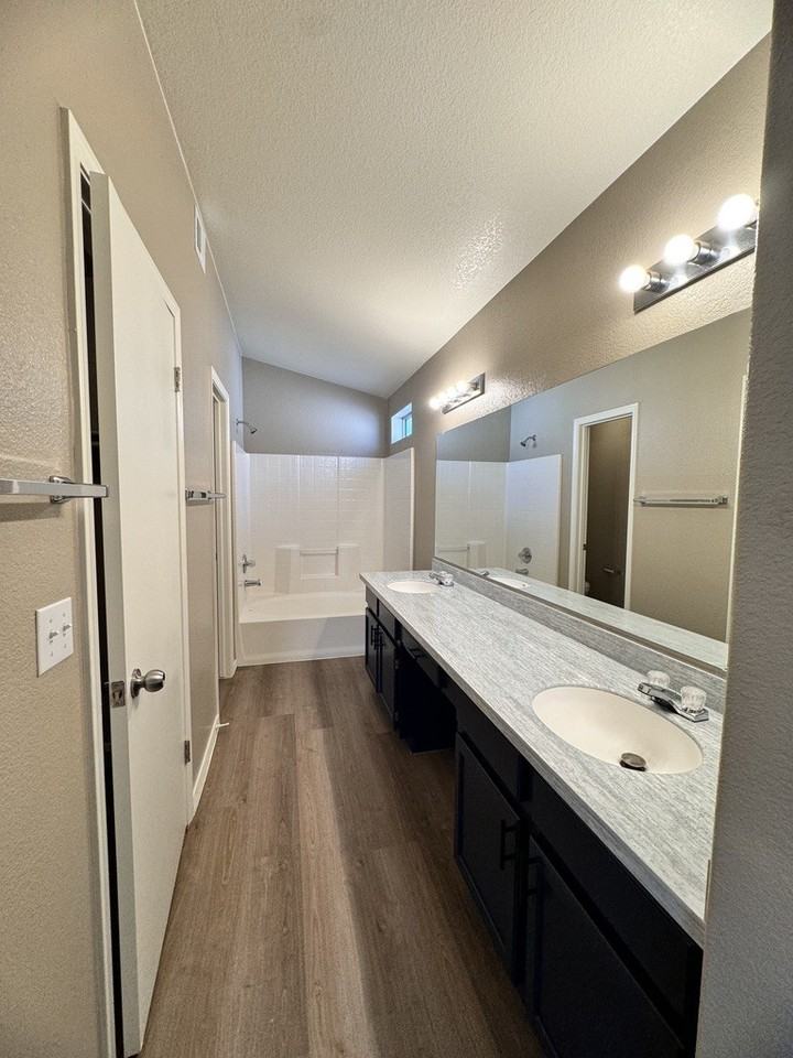 10453 N 76th Dr - Photo 3 of 47