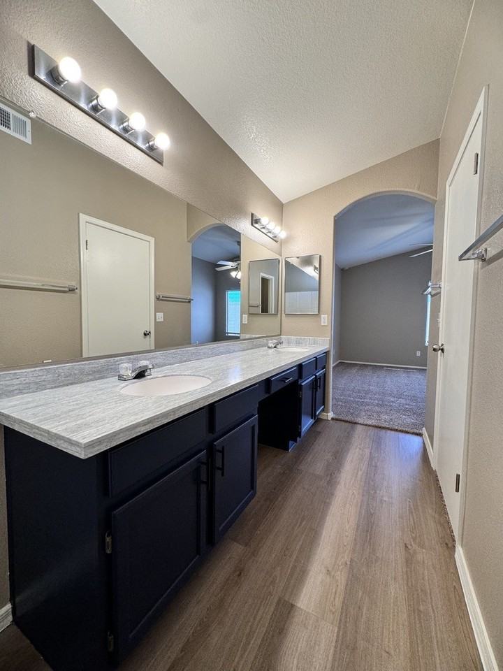 10453 N 76th Dr - Photo 7 of 47