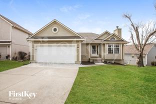 1049 Ne Queens Cir - Photo 1 of 1