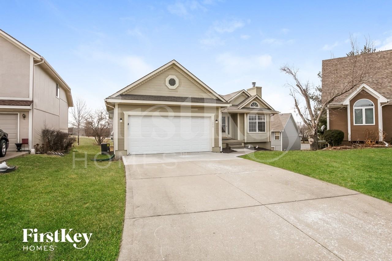 1049 Ne Queens Cir - Photo 2 of 15