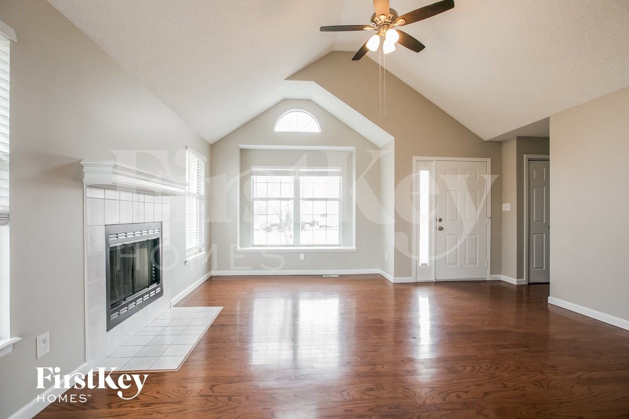 1049 Ne Queens Cir - Photo 4 of 15