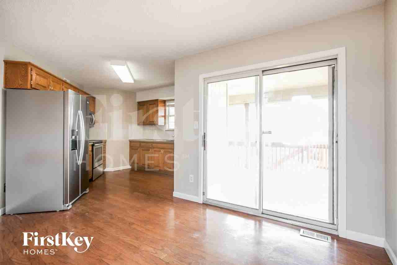 1049 Ne Queens Cir - Photo 5 of 15
