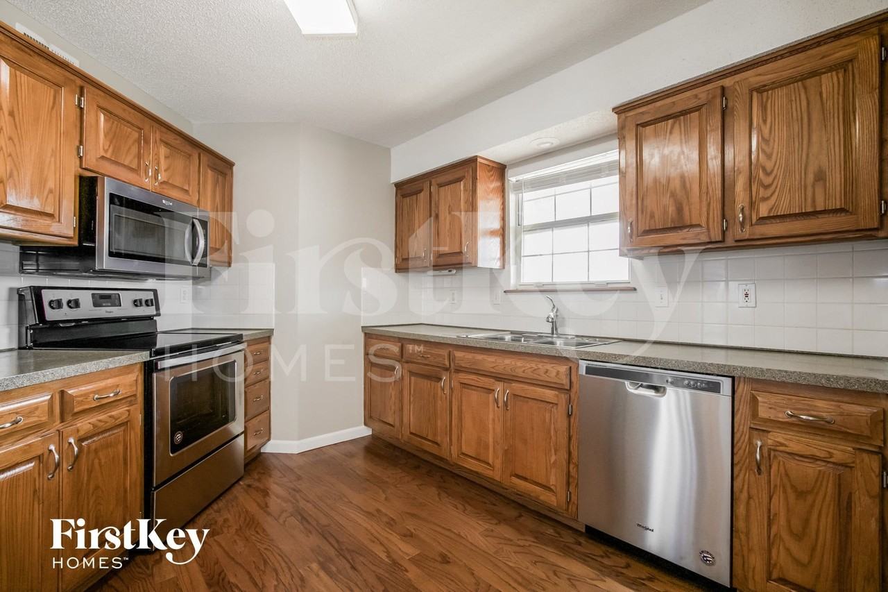 1049 Ne Queens Cir - Photo 6 of 15