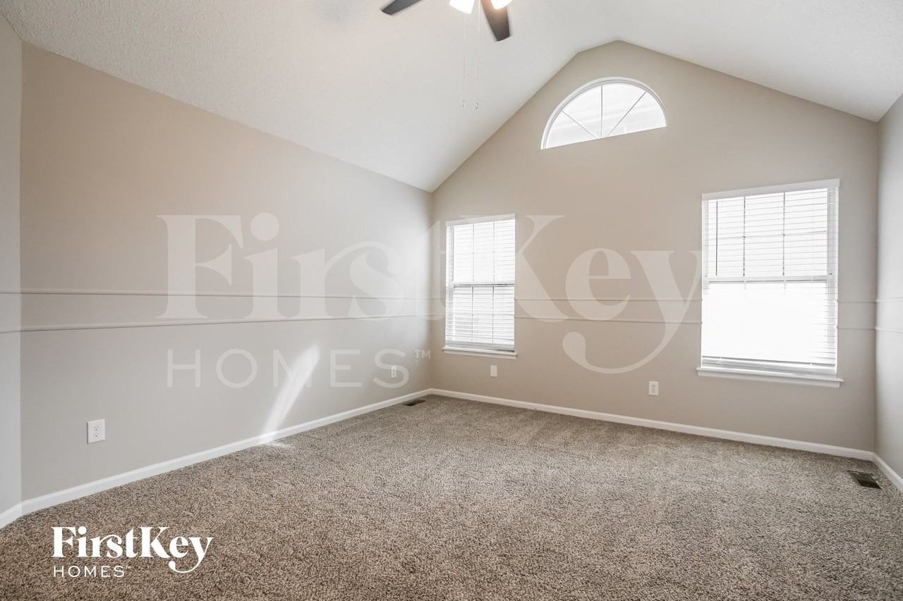 1049 Ne Queens Cir - Photo 7 of 15
