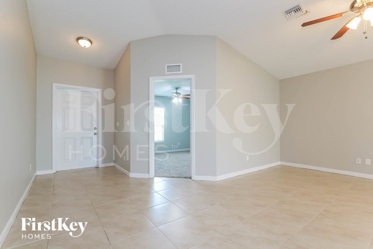 991 Sw Dubois Ave - Photo 2 of 19
