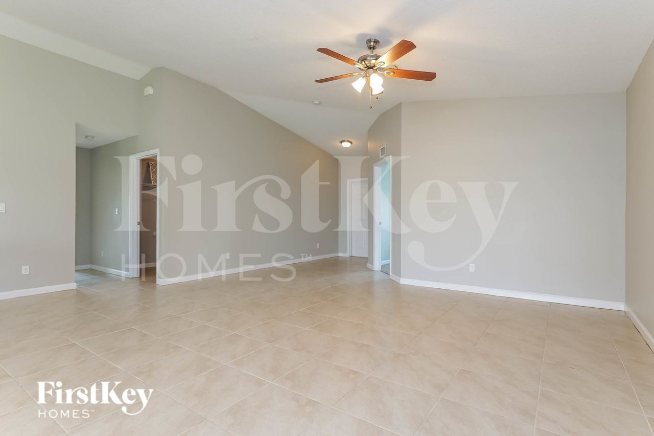 991 Sw Dubois Ave - Photo 3 of 19