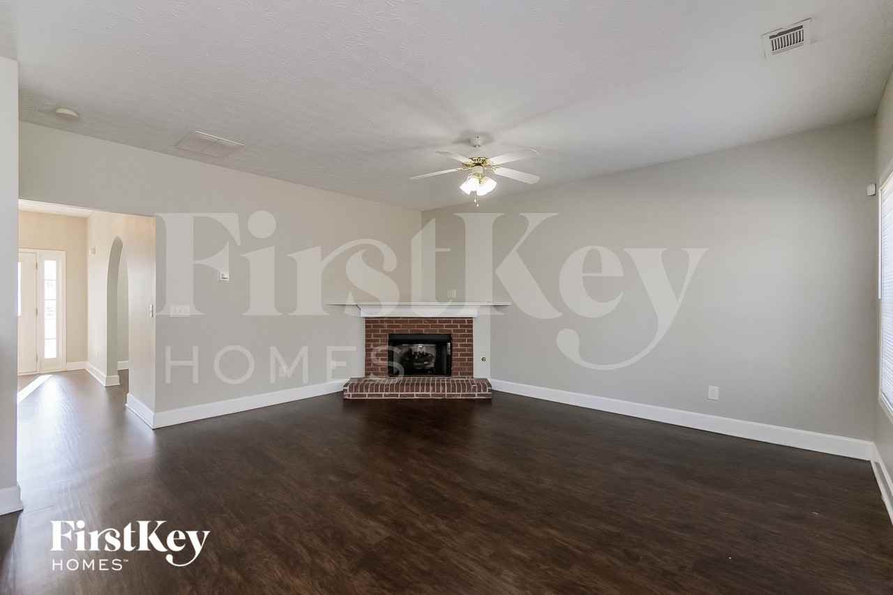 915 Midway Rd - Photo 4 of 15