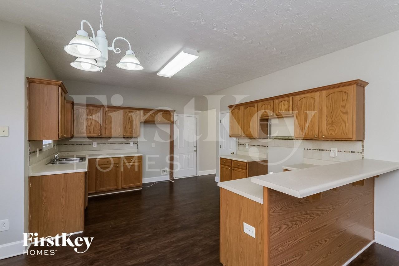 915 Midway Rd - Photo 6 of 15