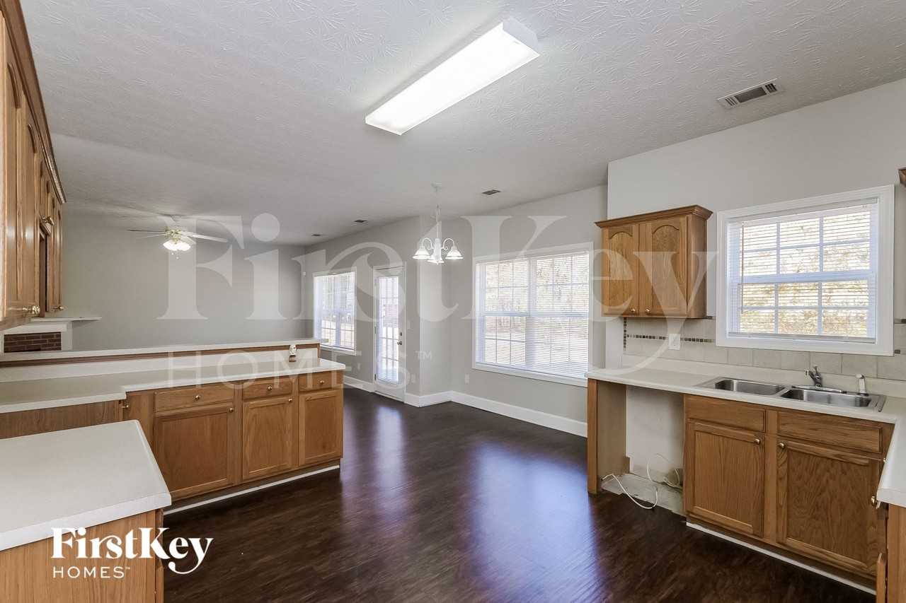 915 Midway Rd - Photo 7 of 15