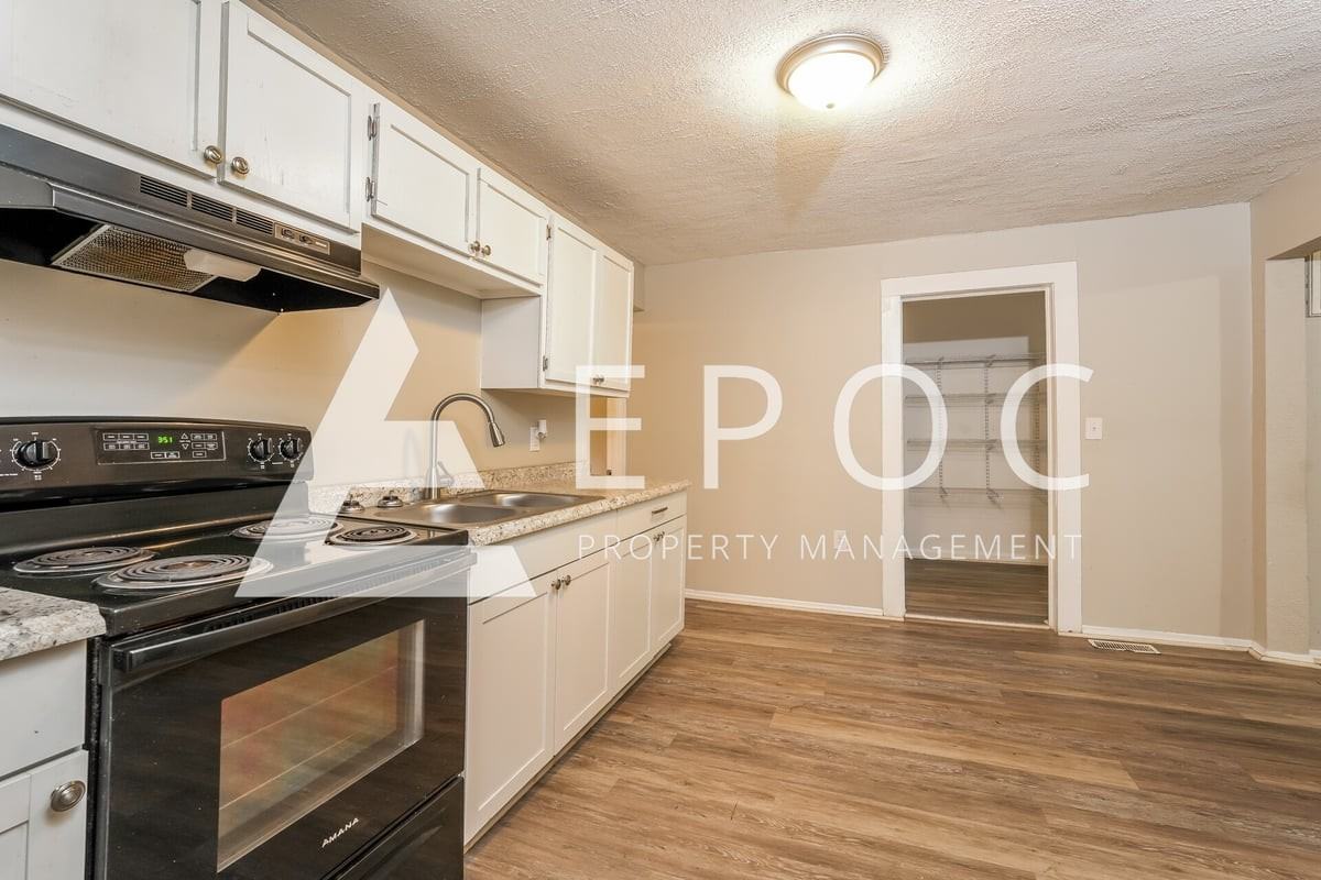 1310 Phipps Ave - Photo 3 of 15