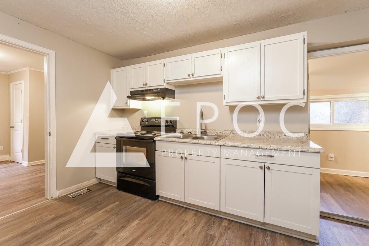 1310 Phipps Ave - Photo 4 of 15