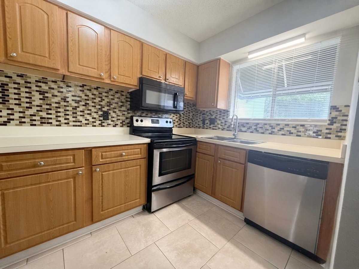 4115 S Semoran Blvd #10 - Photo 2 of 20
