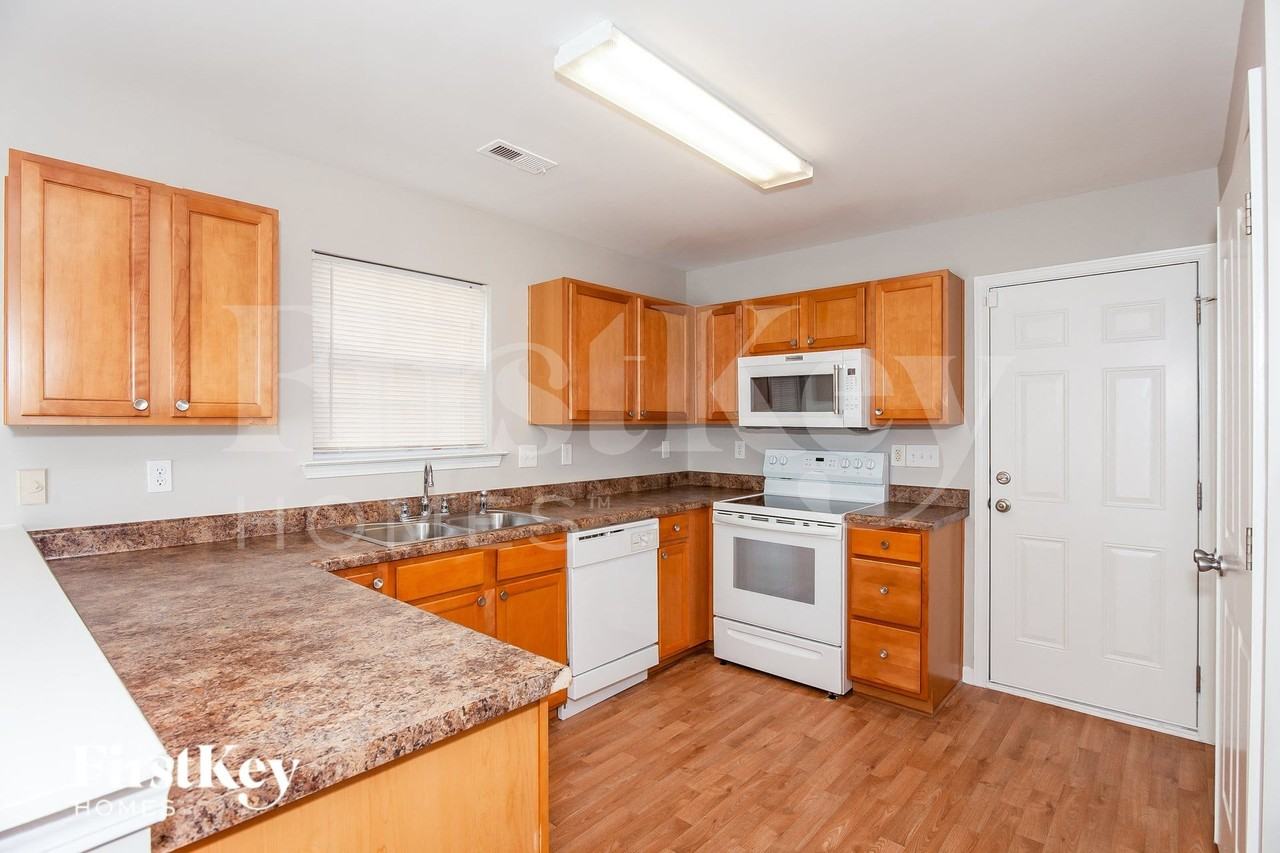 7411 Mary Jo Helms Dr - Photo 5 of 15
