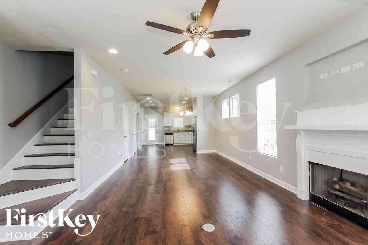 713 Walnut Crossing Dr - Photo 2 of 15