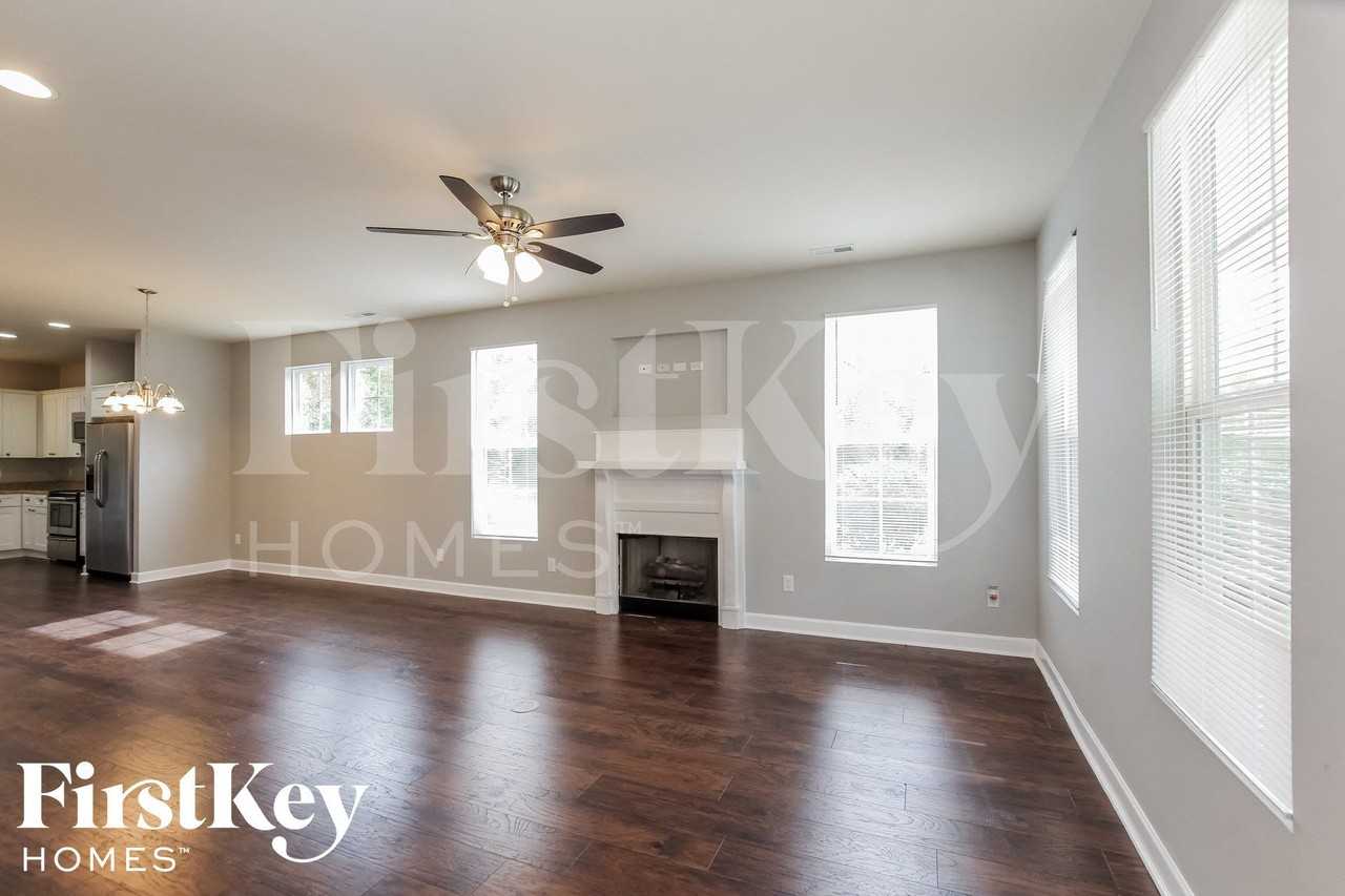713 Walnut Crossing Dr - Photo 3 of 15