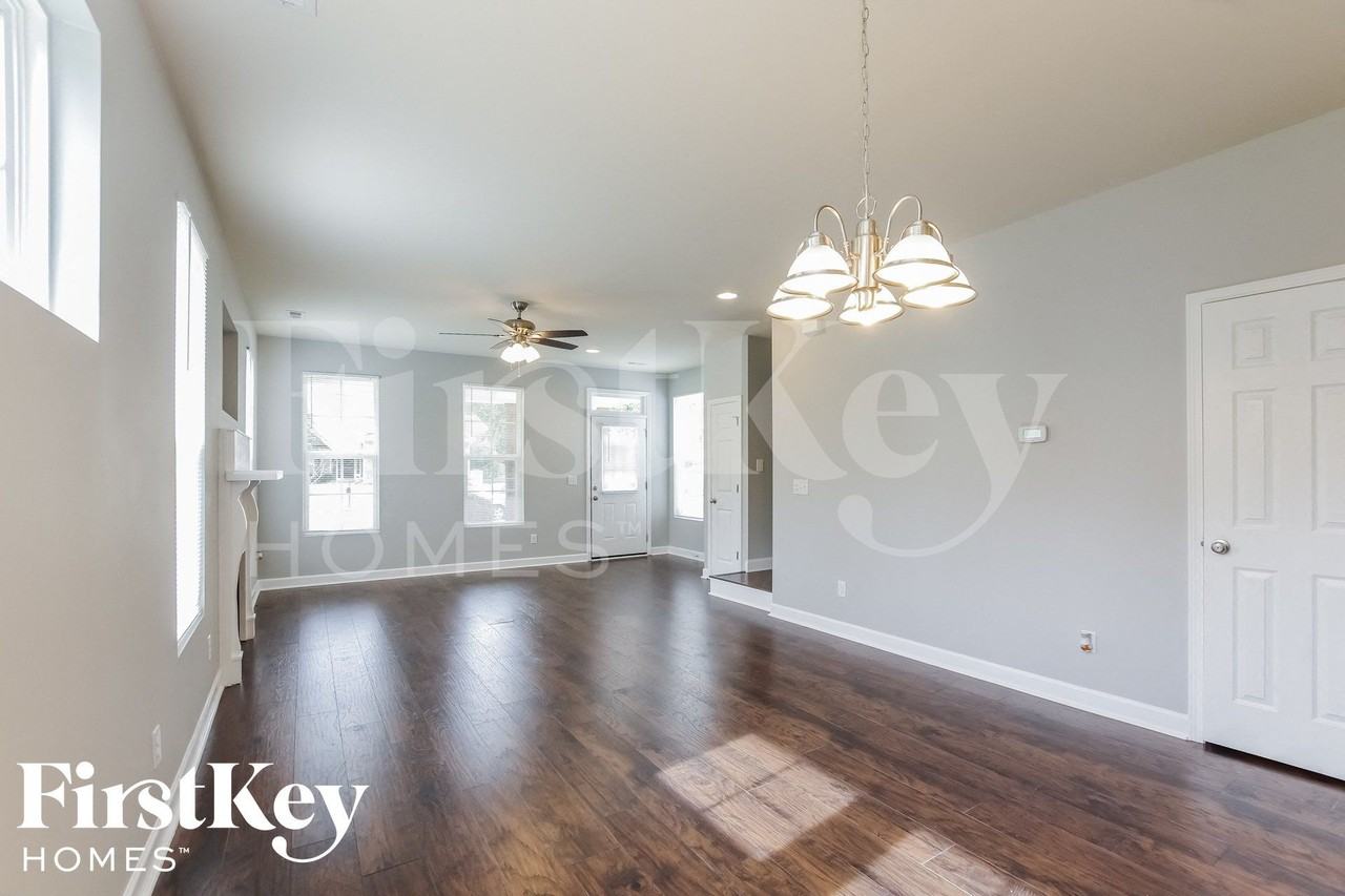 713 Walnut Crossing Dr - Photo 4 of 15