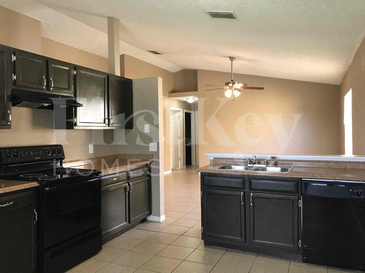 6524 Viewpoint Ct - Photo 3 of 16