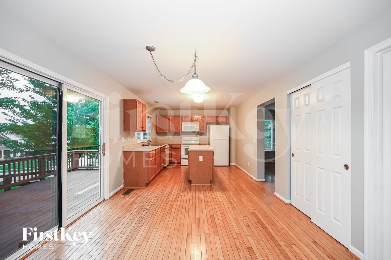 6176 Fox Run Ln - Photo 4 of 16