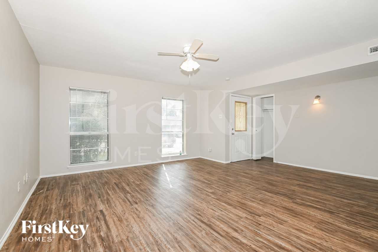 4906 Stagecoach Ln - Photo 2 of 16