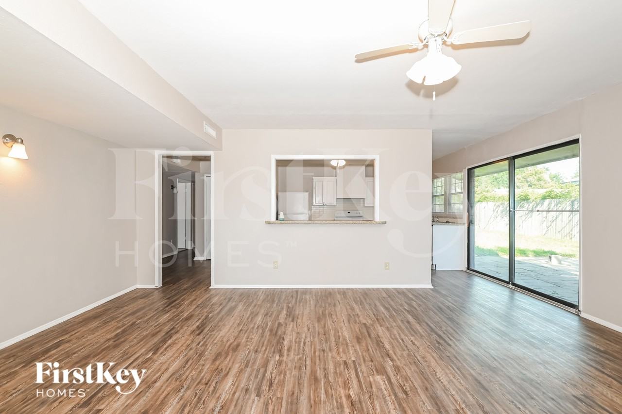 4906 Stagecoach Ln - Photo 3 of 16