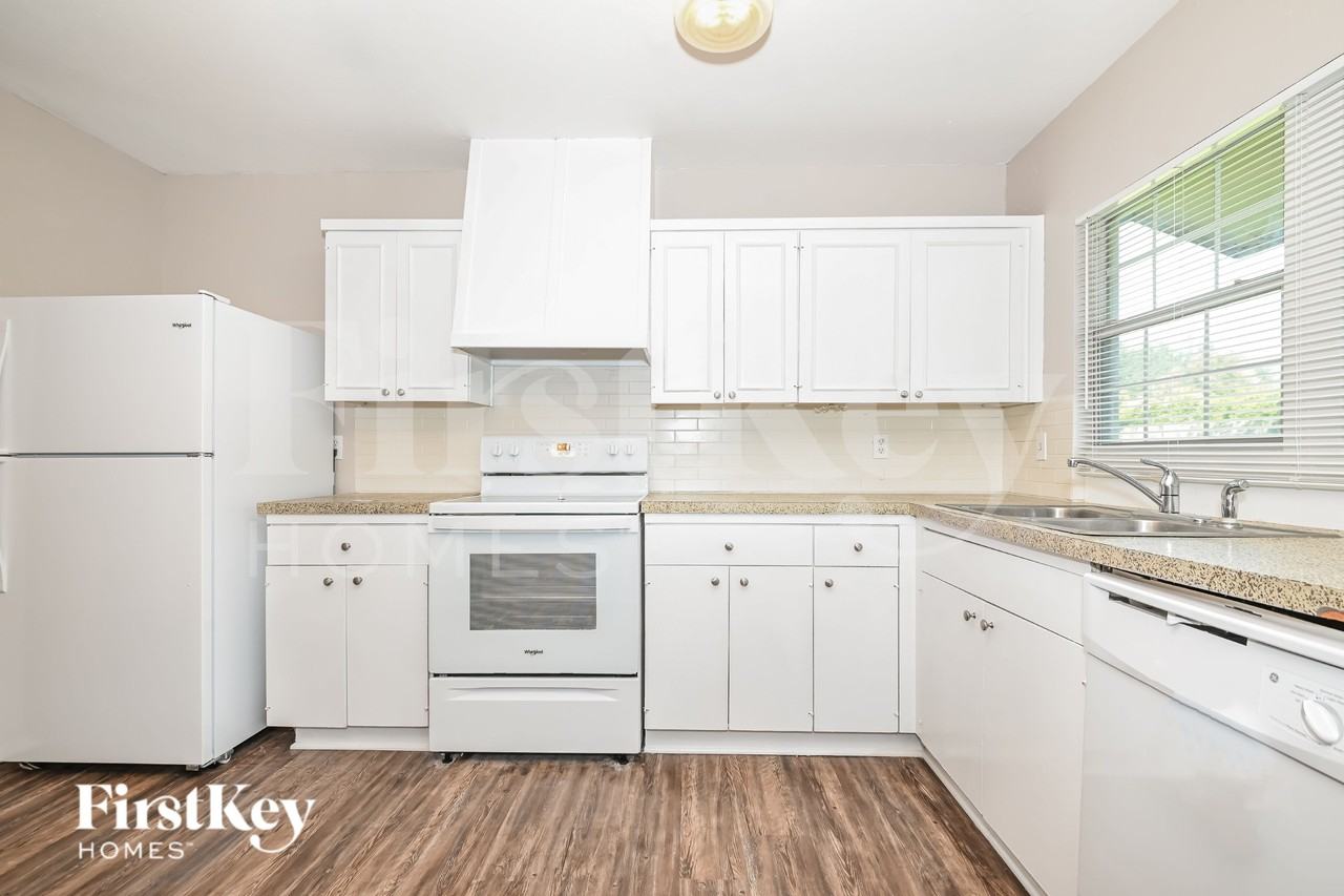 4906 Stagecoach Ln - Photo 4 of 16