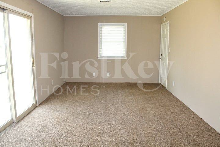 4455 Stuart Dr - Photo 5 of 18