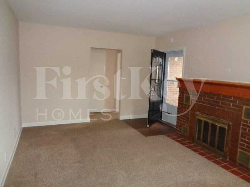 417 Warren St - Photo 4 of 13