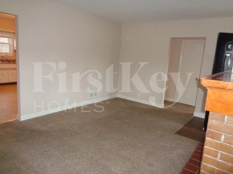 417 Warren St - Photo 5 of 13
