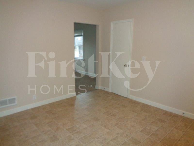 417 Warren St - Photo 6 of 13