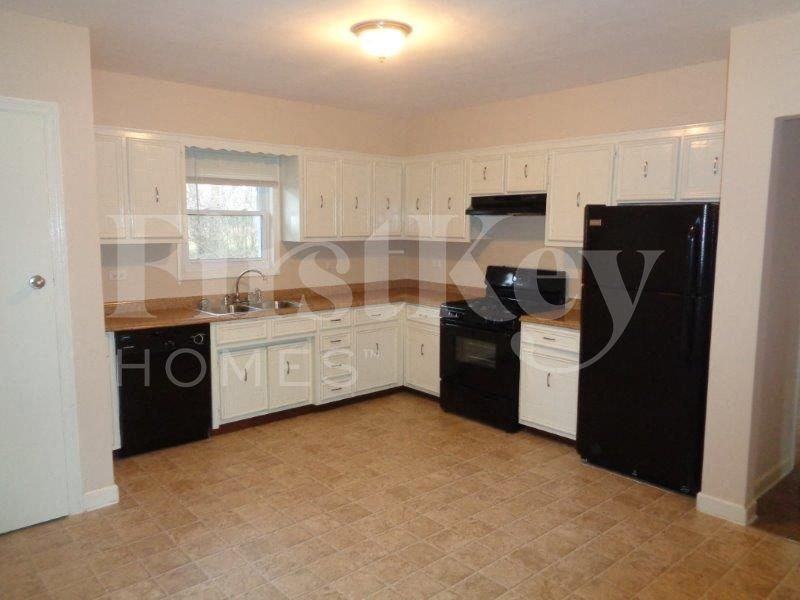417 Warren St - Photo 7 of 13