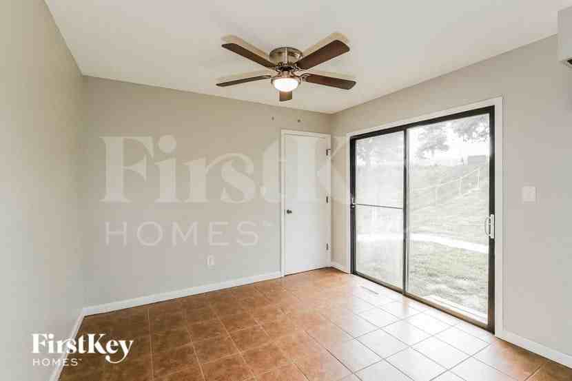 400 Sw Oxford Dr - Photo 4 of 16