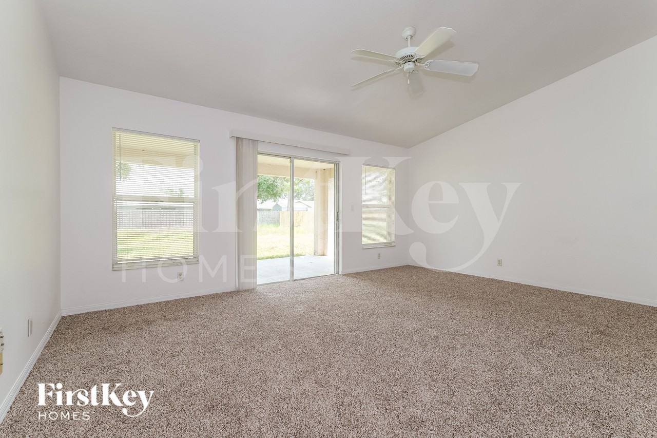 2831 Se Hutchings Ave - Photo 2 of 19