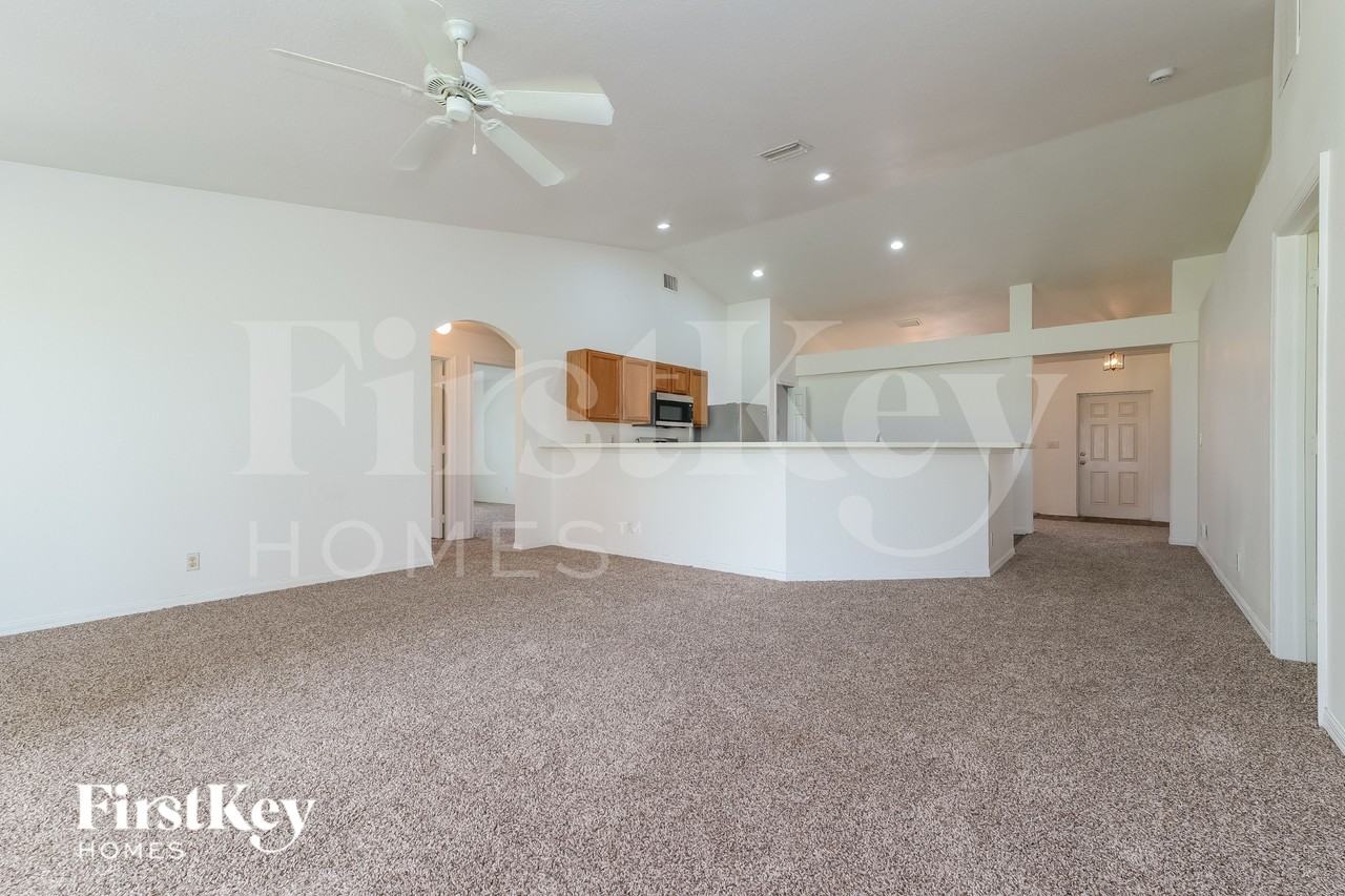 2831 Se Hutchings Ave - Photo 4 of 19