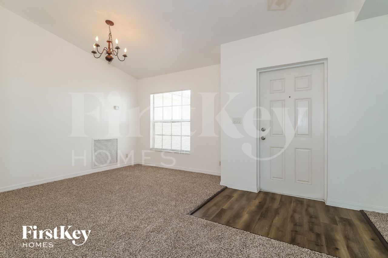 2831 Se Hutchings Ave - Photo 5 of 19