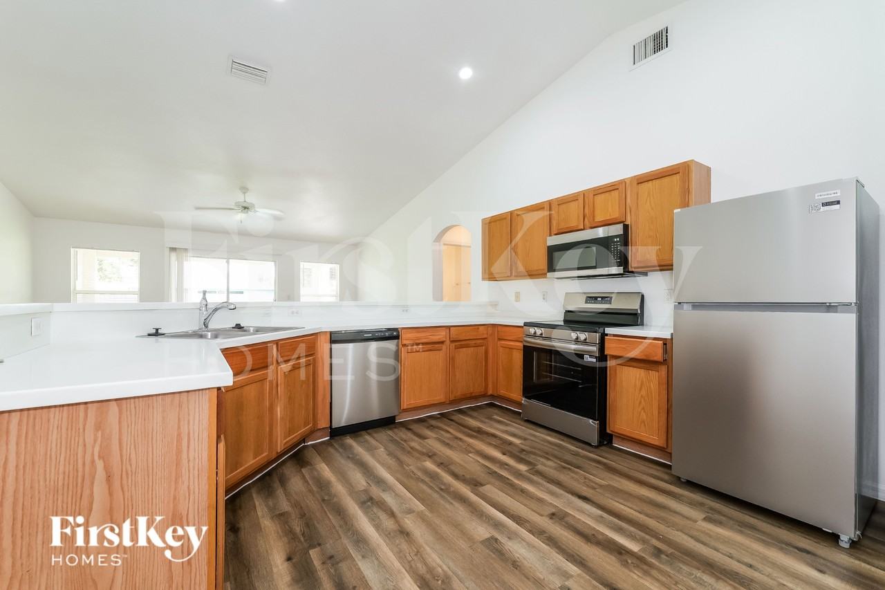 2831 Se Hutchings Ave - Photo 7 of 19