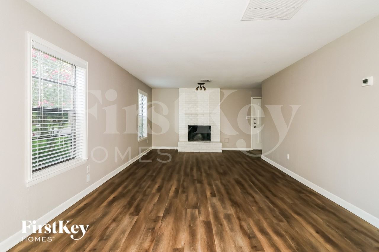 2703 Shady Bayou Ln - Photo 4 of 16