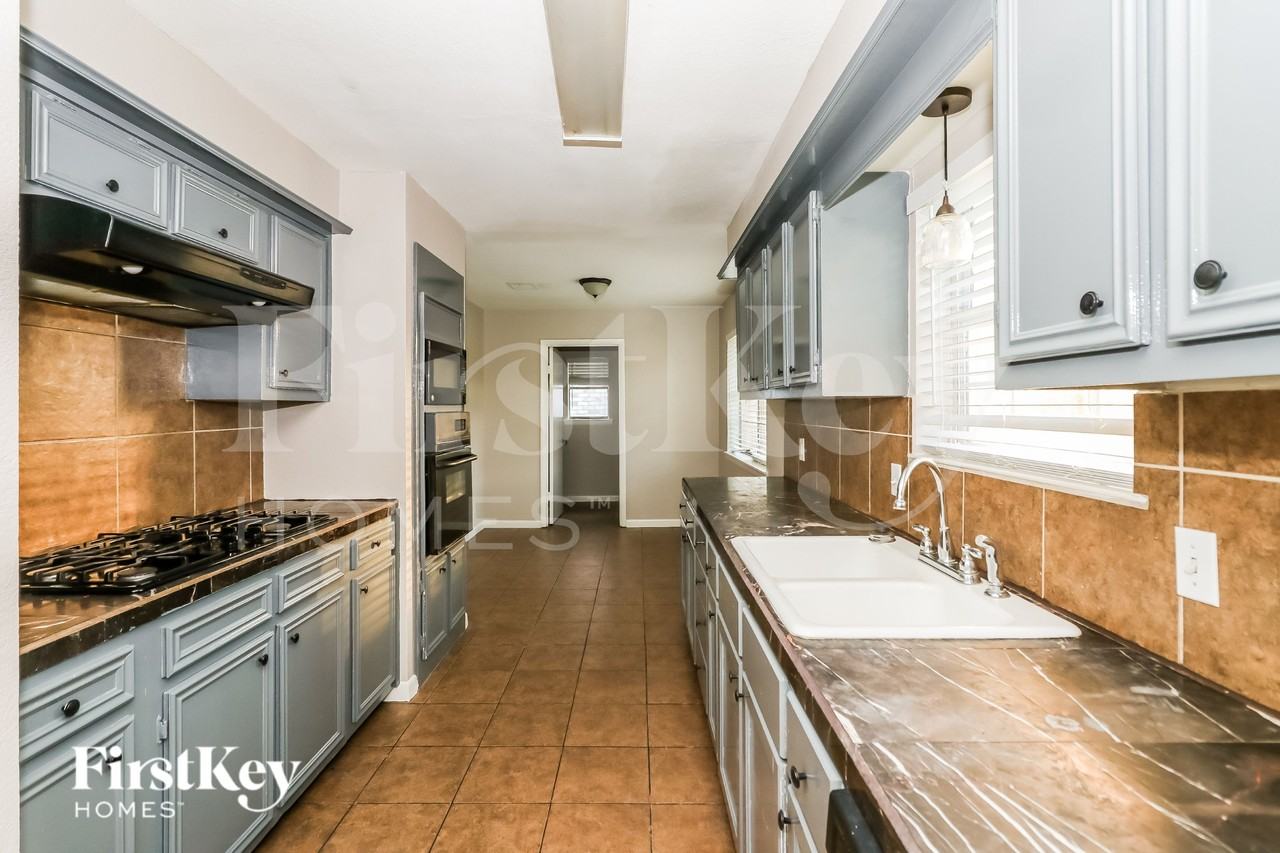 2703 Shady Bayou Ln - Photo 6 of 16