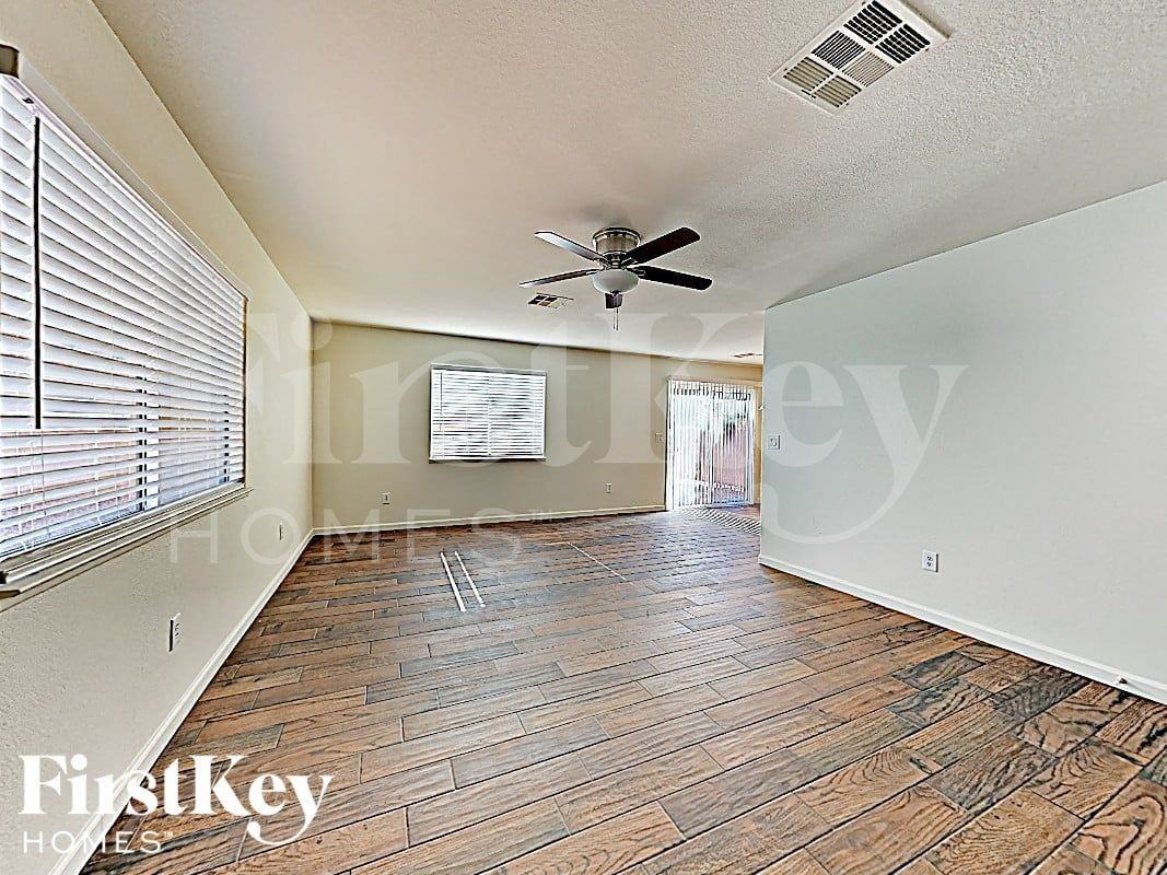 2045 Houdini St - Photo 2 of 17