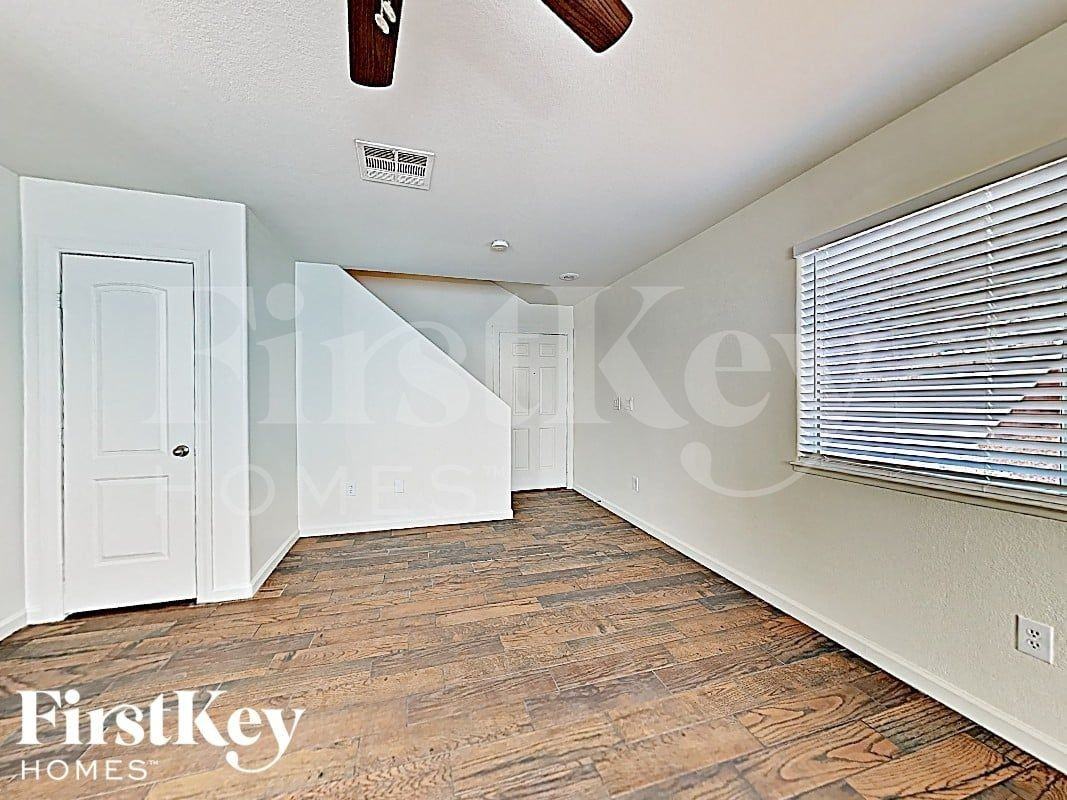 2045 Houdini St - Photo 3 of 17
