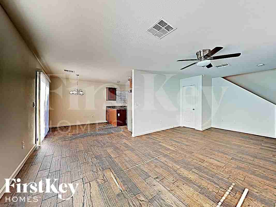 2045 Houdini St - Photo 4 of 17