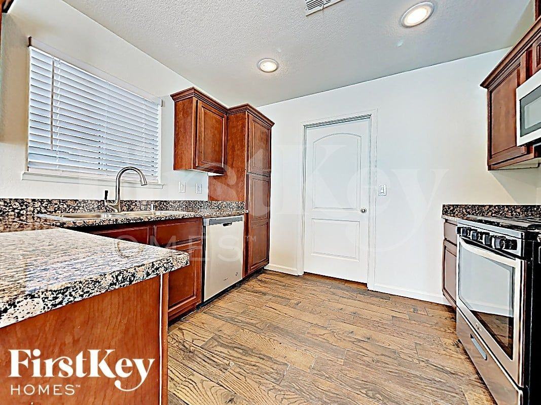 2045 Houdini St - Photo 5 of 17