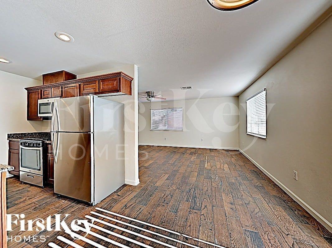 2045 Houdini St - Photo 6 of 17