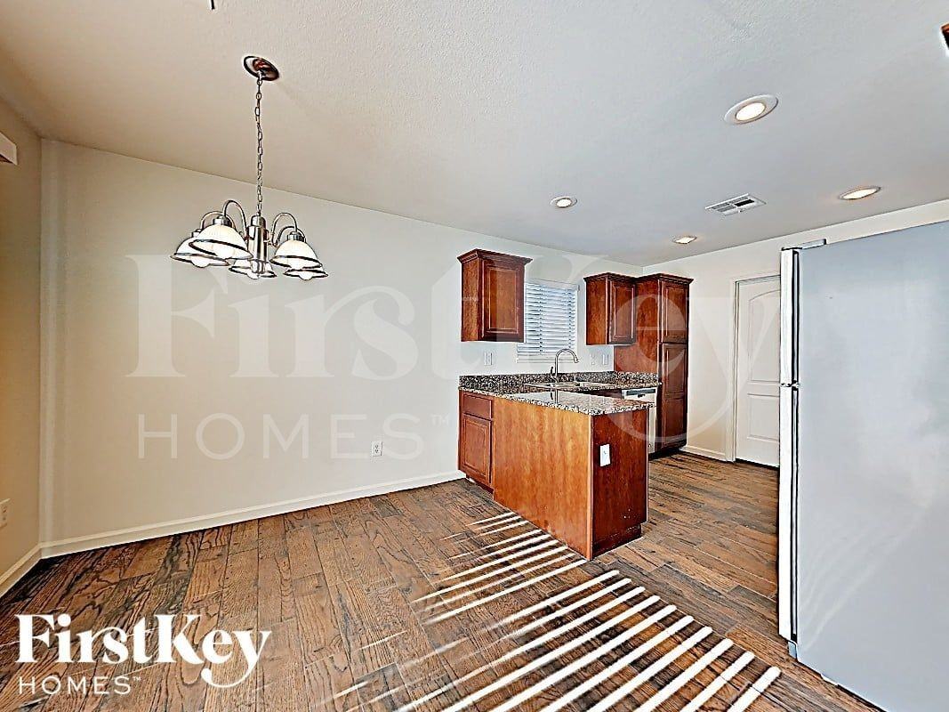 2045 Houdini St - Photo 7 of 17