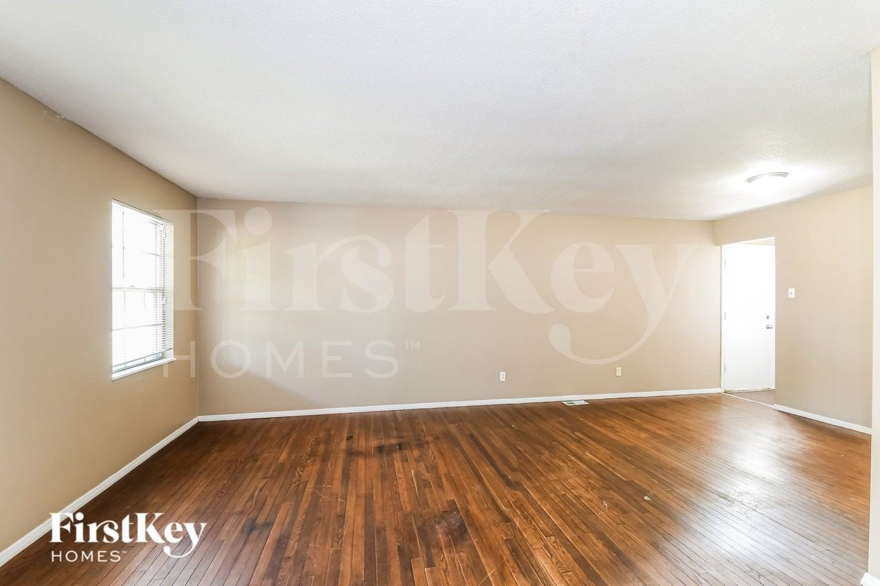 2030 E Humes Ln - Photo 3 of 16