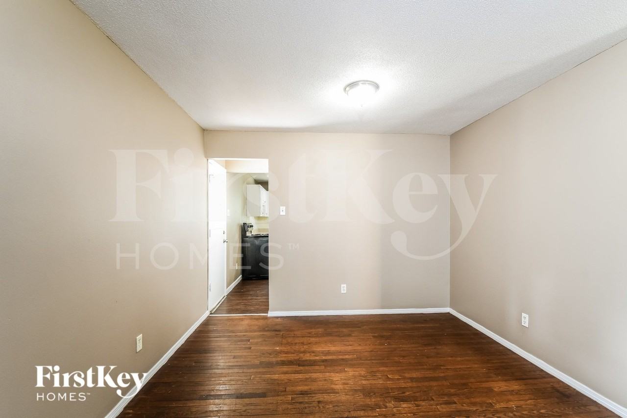 2030 E Humes Ln - Photo 5 of 16