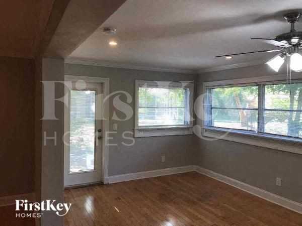 1376 Burtwood Dr - Photo 2 of 12