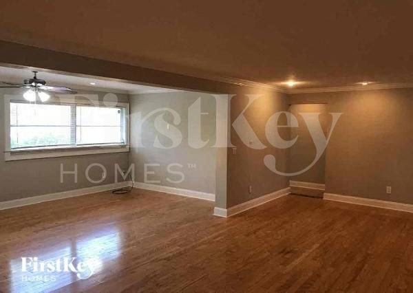 1376 Burtwood Dr - Photo 3 of 12