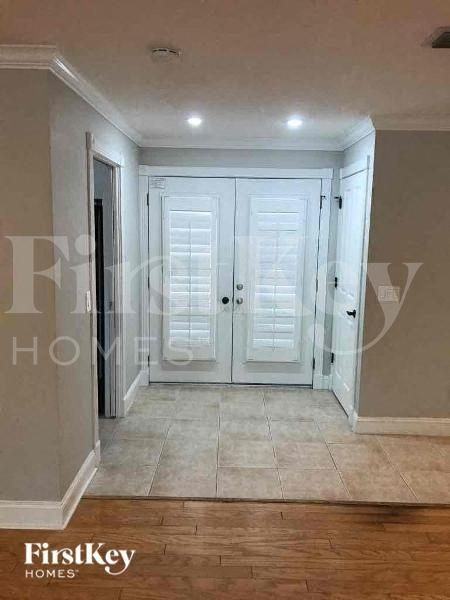 1376 Burtwood Dr - Photo 4 of 12
